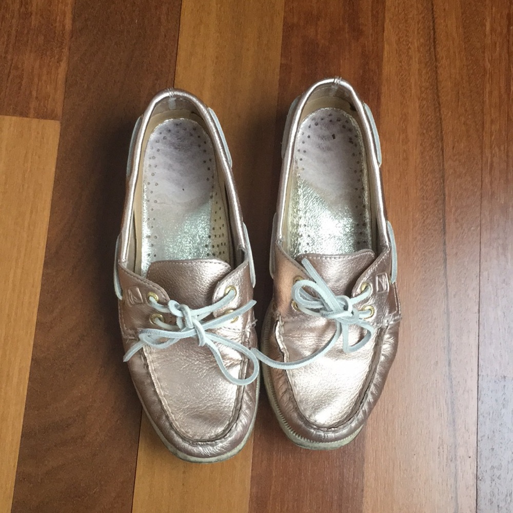 Metallic pink sperrys